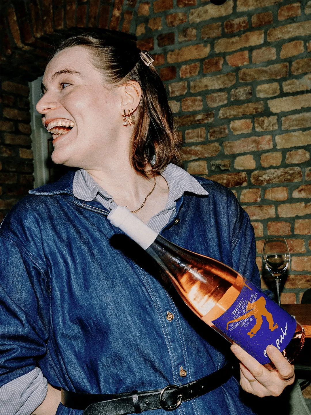 Pét Pals MON GAR bottle held in hands at event